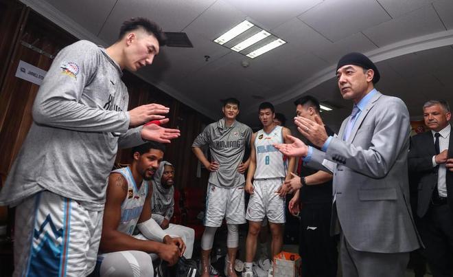 排球半决赛上演强强对话,姑苏霹雳队读秒扳平江南天虎队,团队配合流畅;防守强度拉满的简单介绍 排球半决赛上演强强对话,姑苏霹雳队读秒扳平江南天虎队,团队配合流畅;防守强度拉满的简单介绍