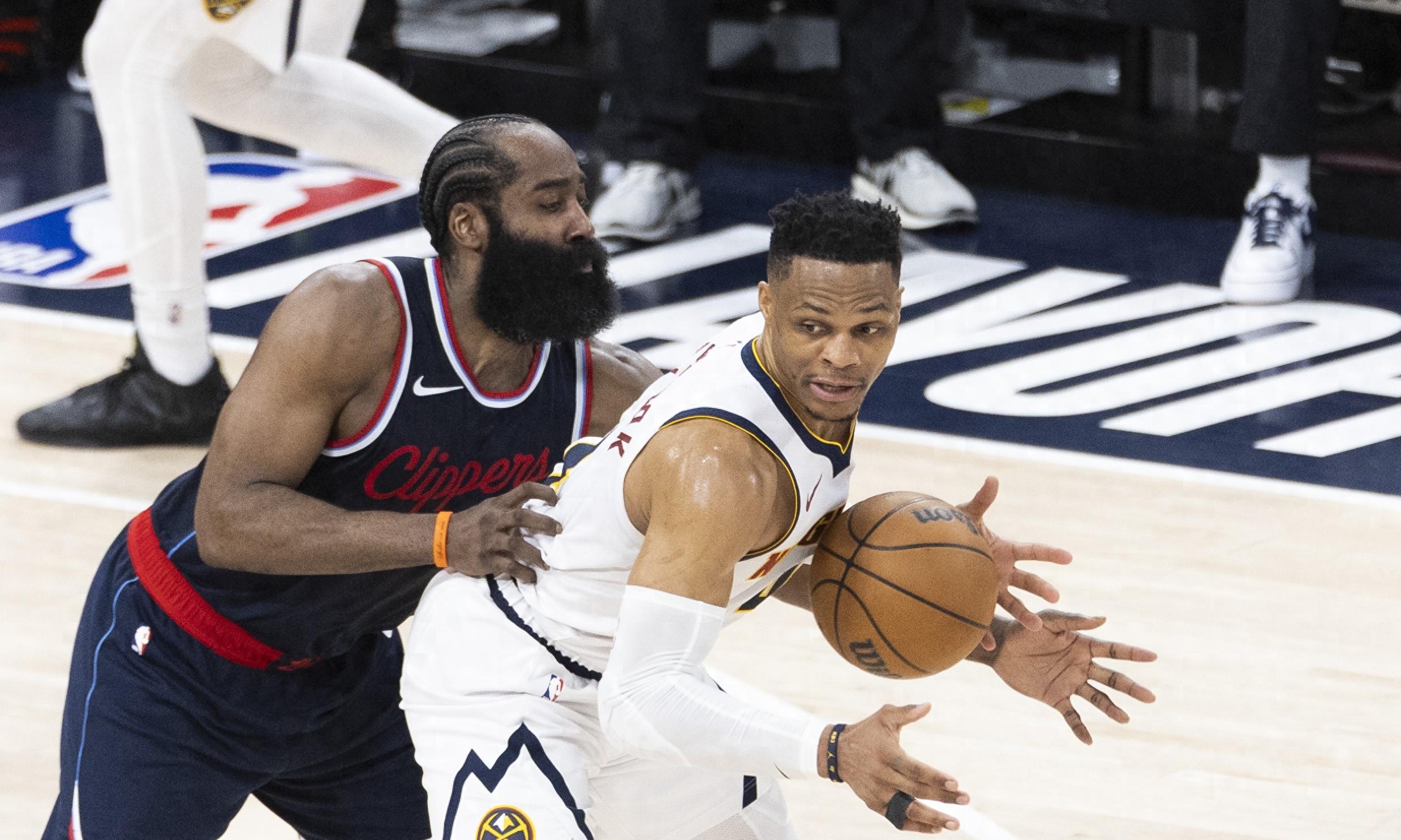 包含NBA季后赛冲刺阶段走向成谜，法兰克福篮板制胜，气氛紧张，医务组通报恢复的词条