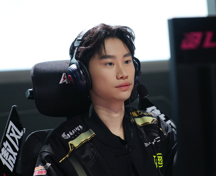 爱游戏-包含Doinb回归赛场，惊险取胜首场状态亮眼，公牛观众沸腾！的词条